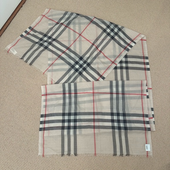 πBurberry Check wool silk check scarf - Picture 4 of 10